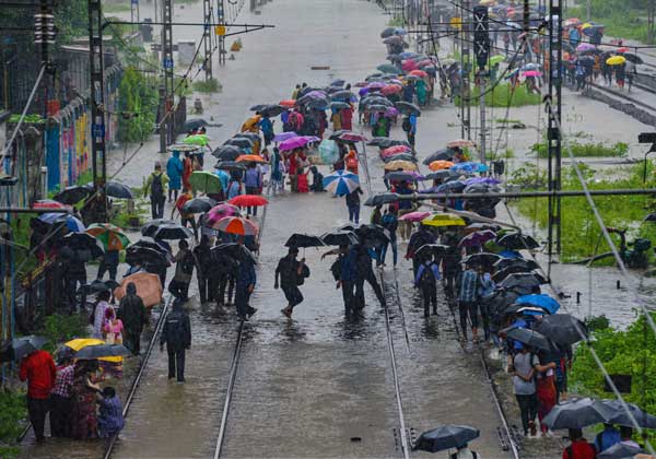 Mumbai Heavy Rains : Many Areas Flooded Up to 3 Feet, Roads Turn Into Rivers, Local Trains Canceled
