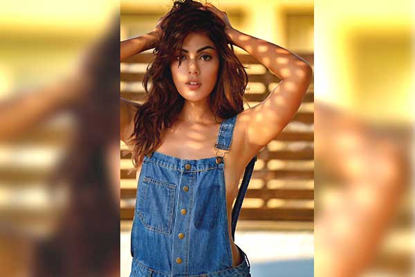 Rhea Chakraborty Again Gets Trolled After Dance Video On 'Pinky Hai Paise Walo Ki' Song Went Viral
