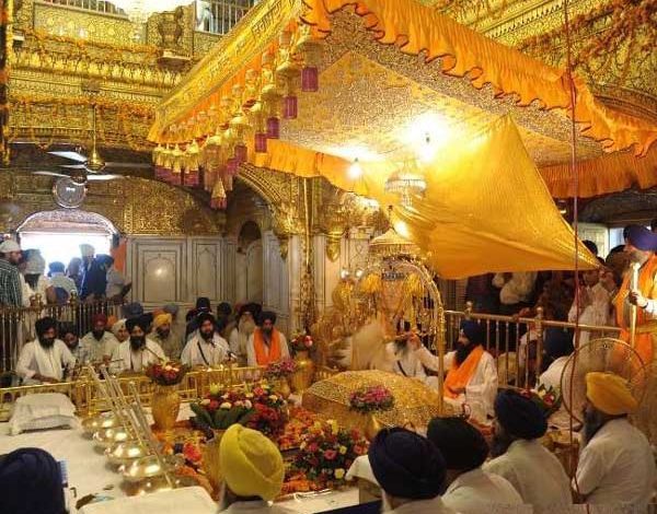 Pakistani Sufi Organization Handed Over 110-Year-Old Sikh Manuscripts To Gurdwara