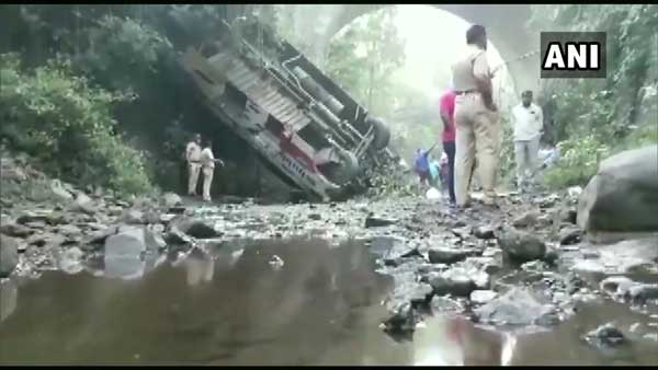 Bus going from Surat to Malkapur fell into a gorge in Nandurbar, 5 dead, 35 injured