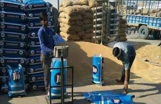 Surat : 4 arrested for selling flour in sacks Reliance Jio logo and trademark