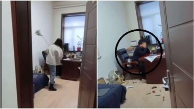 लड़की को अश्लील मैसेज भेजता था बॉस, लड़की ने ऑफिस में ही डंडे से कर दी पिटाई - Video