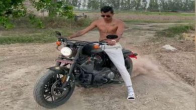 बाइक पर शर्टलेस दिखें नवदीप सैनी ने, दिखाया करतब - VIDEO