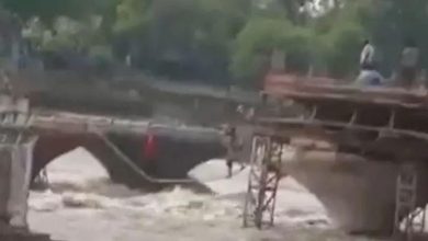 MP : भारी बारिश से सुनार नदी में आया उफान, सोए हुए लोगों की रस्सी बांधकर बचाई गई जान - Video