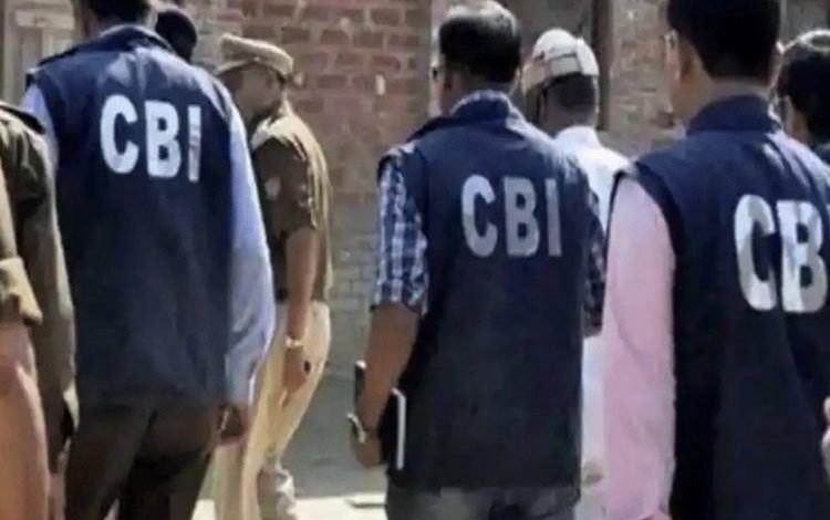 Jammu And Kashmir में बड़ी कार्रवाई, IAS अधिकारी के आवास समेत 40 जगहों पर CBI की रेड