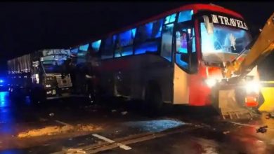 बड़ा हादसा : सड़क किनारे खड़ी डबल डेकर बस को ट्रक ने मारी जोरदार टक्कर, 18 यात्रियों की दर्दनाक मौत