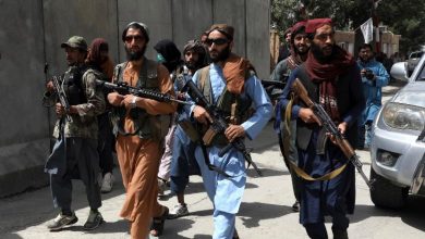 देश छोड़ रहे अफगानी लोगों पर कोड़े बरसा रहे तालिबानी, बोले- सिर्फ शरिया कानून चलेगा यहां