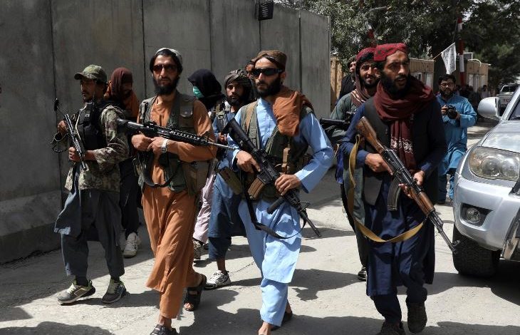 देश छोड़ रहे अफगानी लोगों पर कोड़े बरसा रहे तालिबानी, बोले- सिर्फ शरिया कानून चलेगा यहां
