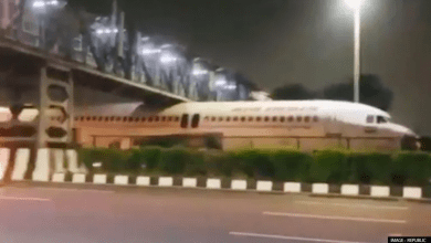 फुटओवर ब्रिज के नीचे फंस गया एअर इंडिया का विमान
