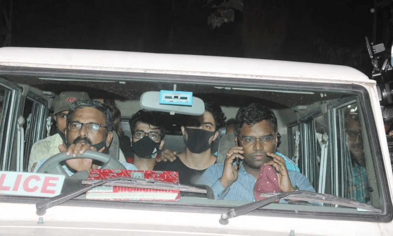 Drugs Case : देर रात शाहरुख से मिलने मन्नत पहुंचे सलमान, आर्यन को आज देर शाम तक मिल सकती है जमानत