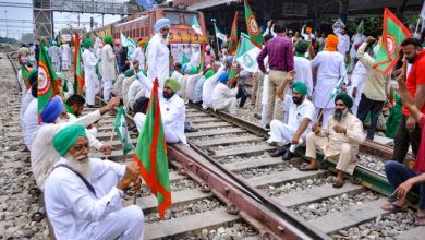 लखीमपुर खीरी हिंसा : किसानों ने किया रेल रोको आंदोलन