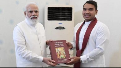 श्रीलंका के मंत्री ने पीएम मोदी को भगवद गीता का सिंहली संस्करण भेट किया