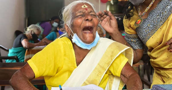 केरल में सतत शिक्षा पहल द्वारा आयोजित परीक्षा में 104 साल की बुजुर्ग महिला ने कर दिया कमाल