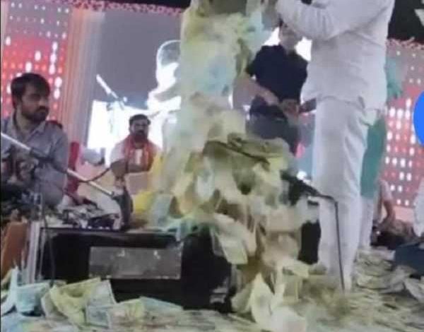 गुजराती सिंगर उर्वशी रादादिया पर हुई बाल्टी भरकर नोटों की बारिश - Video