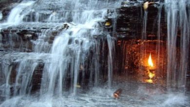 आश्चर्य ! झरने के पानी के बीच जलती रहती है आग