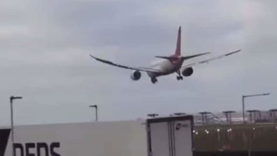 VIDEO : तूफान के बीच एअर इंडिया के विमान की ऐसी खतरनाक लैंडिंग, पायलट की खूब हो रही तारीफ