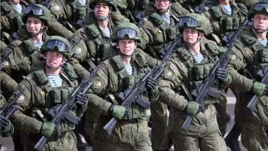 Russia Ukraine War : यूक्रेन सैनिकों की वर्दी पहने कीव की ओर बढ़ रहे रूसी, हथियार भी छीने