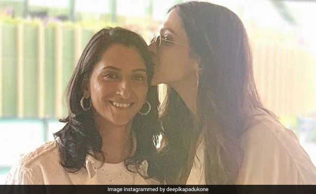 दीपिका पादुकोण ने अपनी सगी बहन को KISS करते हुए शेयर की तस्वीर