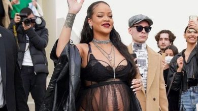 Rihanna ने ब्लैक बिकिनी में यूं फ्लॉन्ट किया बेबी बंप