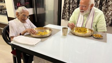 2 साल बाद मां से मिले PM मोदी, पांव छूकर लिया आशीर्वाद, साथ में खाएं खिचड़ी
