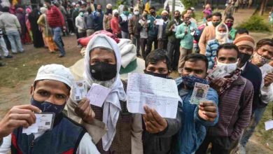UP Election : वोटिंग के लिए लगी लंबी कतारें, कई जगहों पर EVM खराब