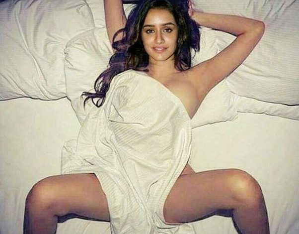 Shraddha Kapoor ने सेमि न्यूड गाउन में दिए सेक्सी पोज़, बढ़ाया तापमान