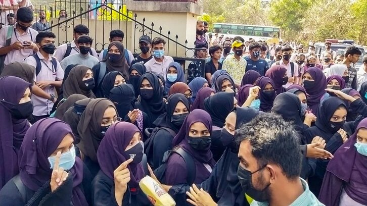 कर्नाटक में छात्राओं को हिजाब के साथ प्रवेश देने वाले सात शिक्षक निलंबित
