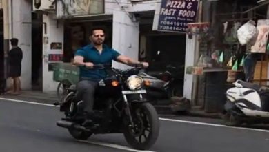 Varun Dhawan बिना हेलमेट सड़क पर दौड़ा रहे थे बाइक, पुलिस ने रोका, कटा चालान