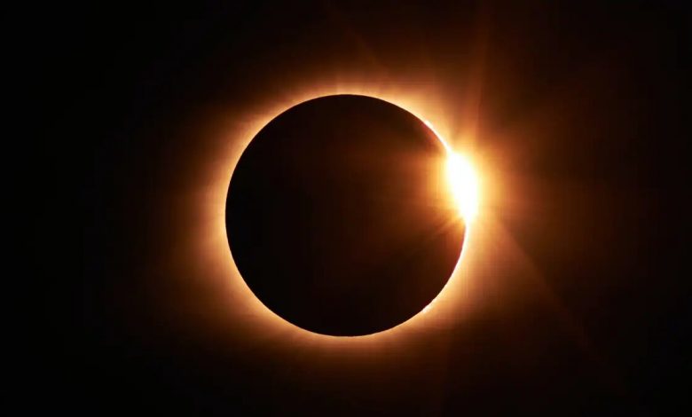 आंशिक सूर्य ग्रहण अंतरिक्ष से ऐसा दिखता है