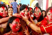 दुर्गा पूजा उत्सव में बंगाली महिलाएं क्यों खेलती हैं सिंदूर खेला?