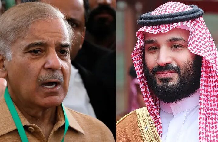 सऊदी अरब ने उमराह के लिए नवाज शरीफ, पीएम शहबाज को बुलाया
